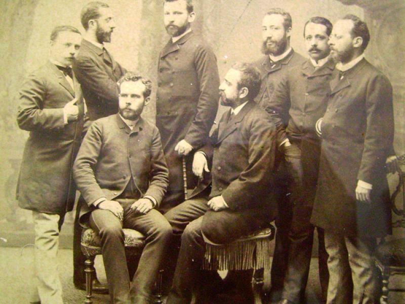 El metge Jaume Ferran i Clua assegut (dreta) entre altres col·legues defensors de la vacuna anticolèrica, en 1885. Rodrigo Pertegàs es destacà pel seu treball durant l'epidèmia a la ciutat de València. Dempeus, a l'extrem esquerre apareix Lluís Comenge i Ferrer (1854-1916), que fou company de promoció de Rodrigo Pertegàs i amb el qual aquest mantingué un llarg intercanvi epistolar relacionat amb el comú interès per la història de la medicina (Museu d’Història de la Medicina de Catalunya).